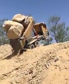 Xe ben lat 360 do khi do dat da tren doi cao hinh anh