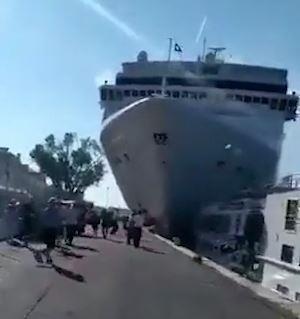 Du thuyen khong lo mat lai, tong vao ben tau o Venice hinh anh