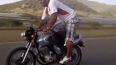 'Lam xiec' giua duong, 2 tai xe nga lan, xe may boc chay hinh anh