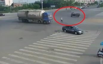 Xe lam gap tai nan, tai xe vang ra khoi xe song sot than ky hinh anh