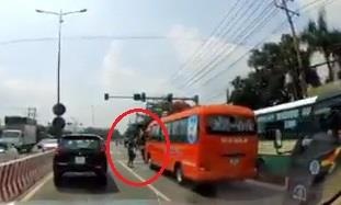 Dap vo kinh xe khach, thanh nien bi tai xe 'xu' ngay tren duong hinh anh