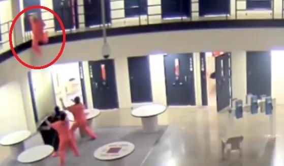 Tu nhan nhay lau tu tu, duoc 3 ban tu cuu mang nhu phim hanh dong hinh anh