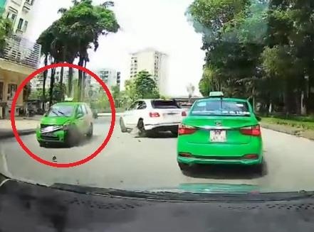 Oto lan lan dam hong nang taxi o Ha Noi hinh anh