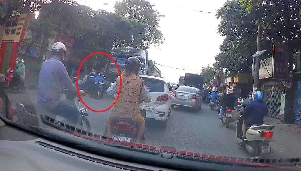 Qua duong ngay diem mu, xe may bi xe tai dam phai hinh anh