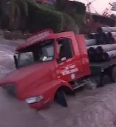 'Ho tu than' nuot chung dau xe container o Ha Noi hinh anh