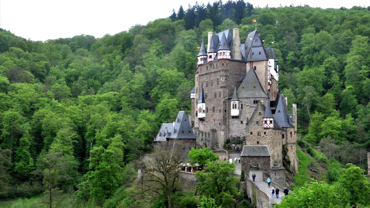 Lau dai dac biet so huu boi mot gia dinh trong suot 850 nam hinh anh