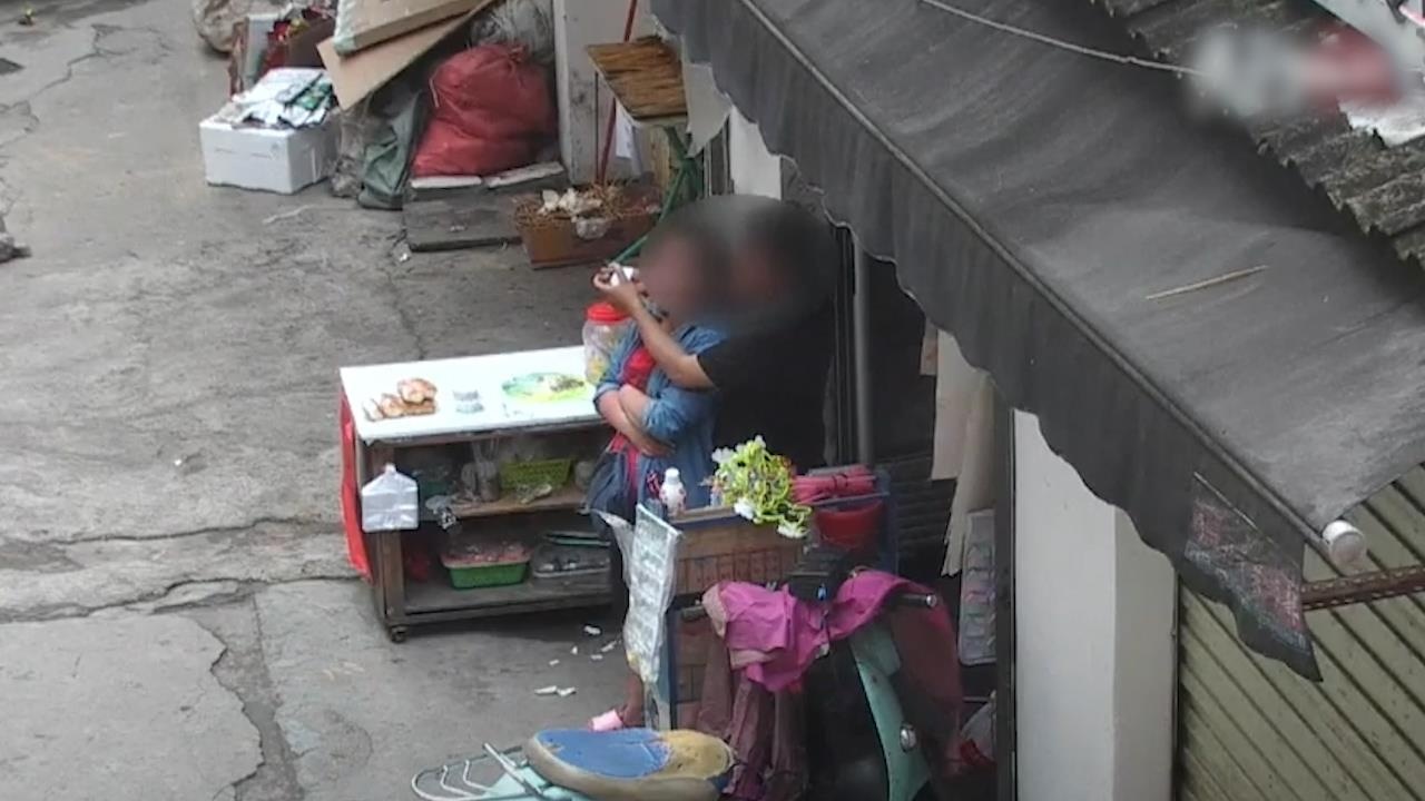 Canh sat dot kich de giai cuu nguoi vo bi chong ke dao vao co hinh anh