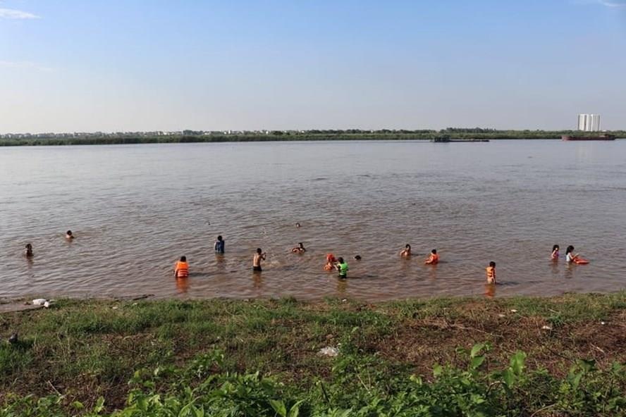 Nguy hiem tre duoi nuoc o cac bai tam tu phat tai Ha Noi hinh anh