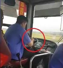 Phat 700.000 dong voi tai xe vua lai xe bus vua dung dien thoai hinh anh