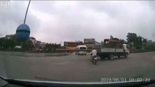 Di gan xe tai, nguoi dan ong bi thanh sat dai quat vang ra duong hinh anh