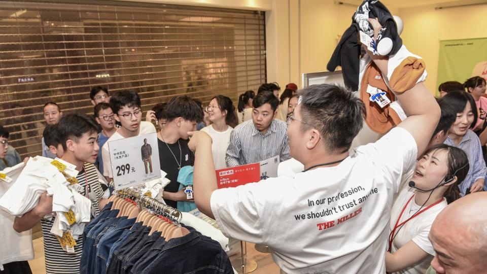 Cuoc hon chien tai Trung Quoc gianh mua dong quan ao vua ra mat hinh anh