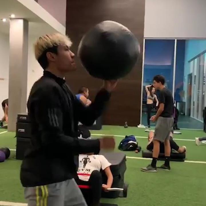 Chang trai tang bong nhanh den muc qua bong 'troi dat' tren khong hinh anh