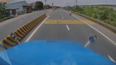 Xe container lai vao duong nguoc chieu de tranh xe may qua duong au hinh anh