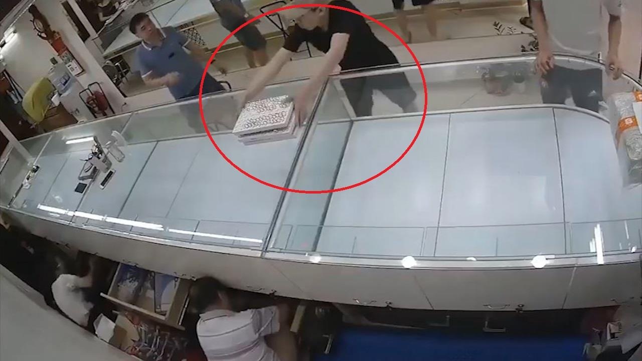 Ten cuop xong vao tiem o Ha Noi om ca khay vang hinh anh