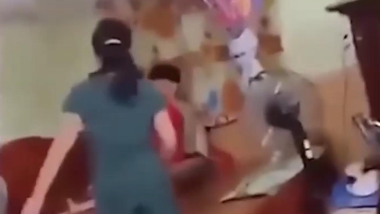 Ba me duoi danh, cho tien con trai 'ep' di tan gai gay bao mang hinh anh