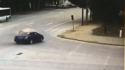 Tai xe song sot sau khi nhay khoi chiec xe dang boc chay hinh anh