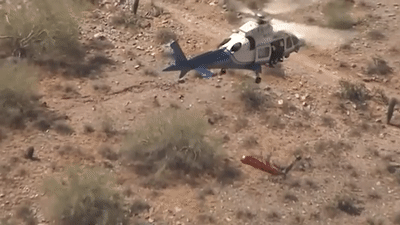 Truc thang loi, benh nhan nam tren cang bi xoay nhu chong chong hinh anh