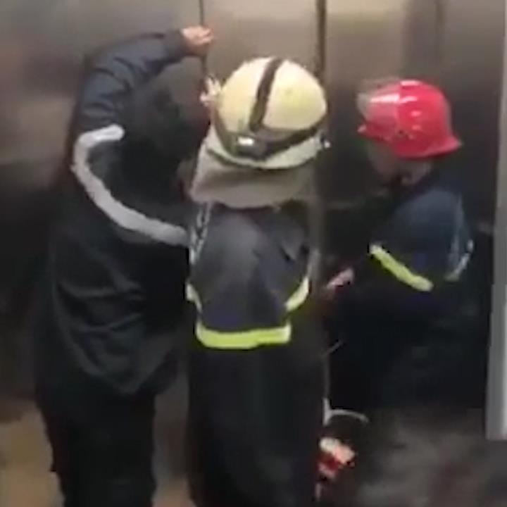 Canh sat PCCC pha cua, cuu 21 nguoi mac ket trong thang may hinh anh