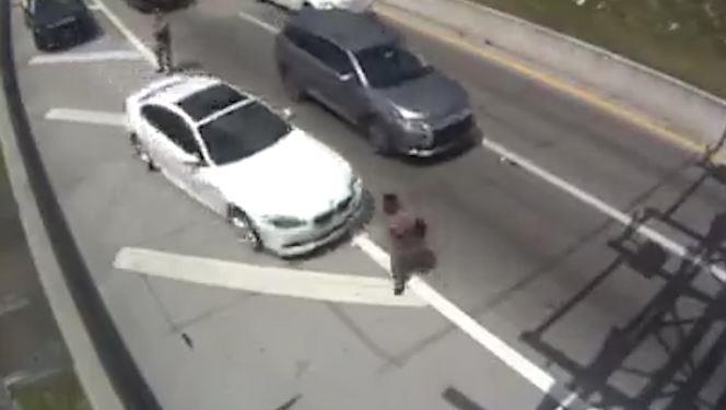 Oto dam canh sat vang len cao roi bo chay o My hinh anh