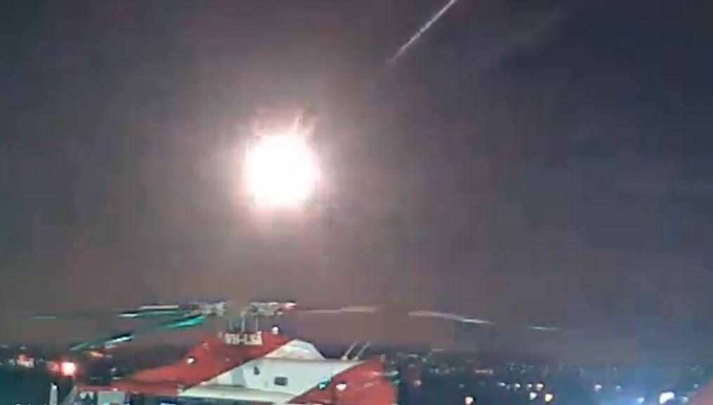 Thien thach khong lo no tung tren bau troi Australia hinh anh