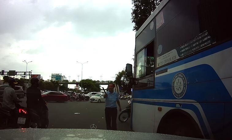 Tai xe xe buyt lang lach, cam cay doa lai xe oto hinh anh