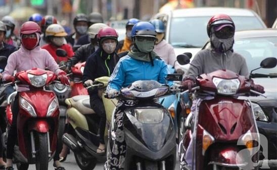 Phu nu Viet 'ganh' 6kg bui moi nam vi o nhiem khong khi hinh anh