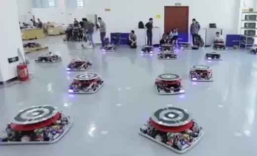 Nha kho chua hang nghin robot tu dong chuyen hang cua Trung Quoc hinh anh