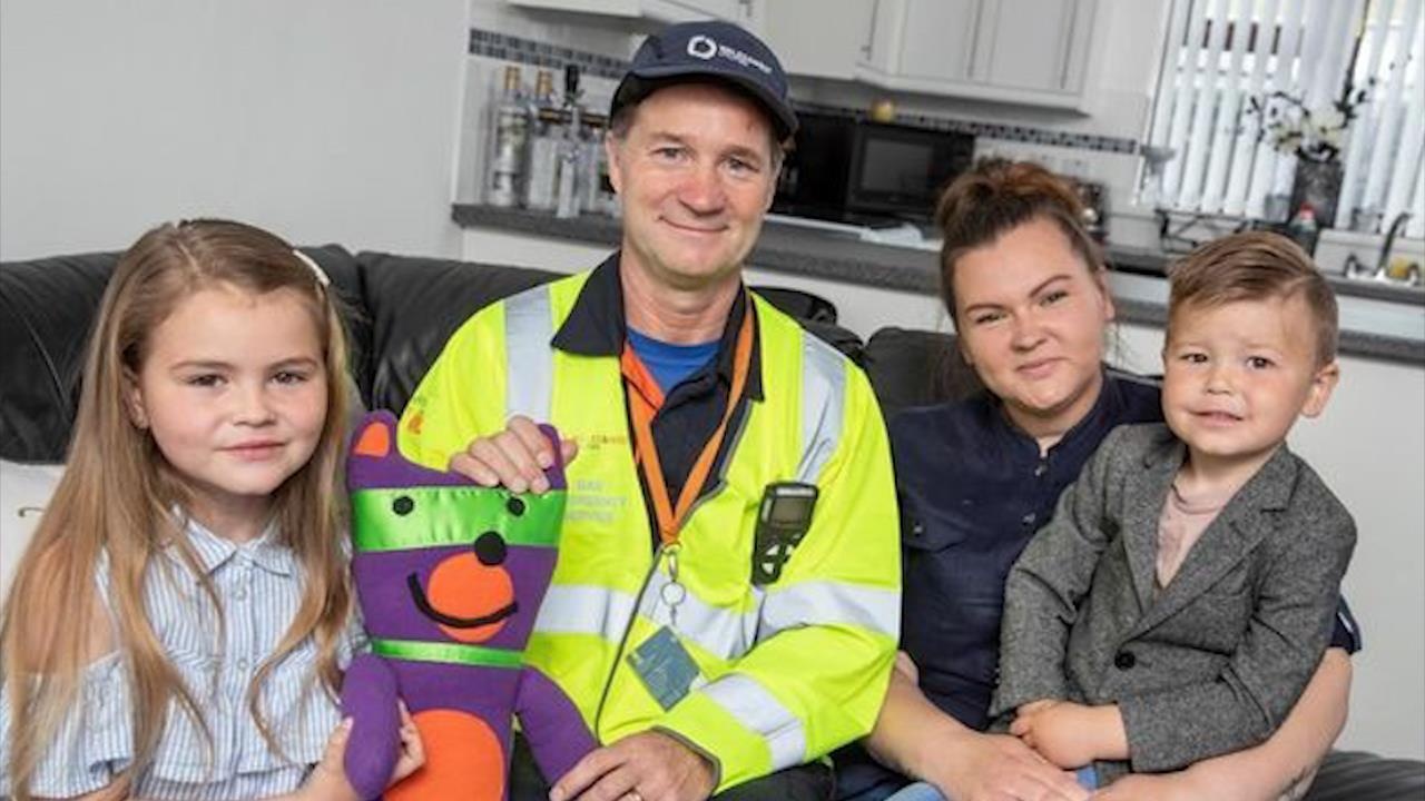 Co be 7 tuoi cuu song ca nha nho bai hoc o truong hinh anh