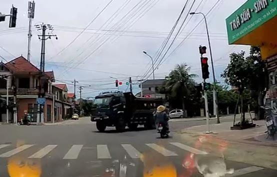 Xe may vuot den do, lang lach tranh xe tai o Ha Tinh hinh anh