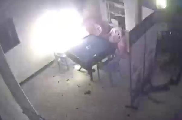 Pin xe dap dien no khi dang sac trong nha tai Trung Quoc hinh anh