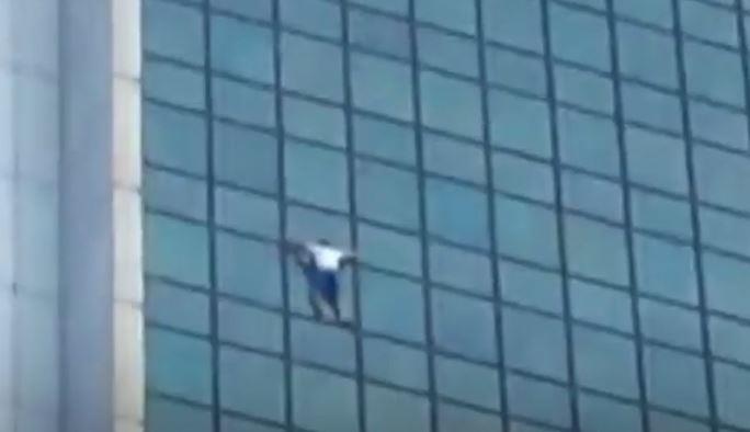 Nha leo nui thu thach khach san cao tang bang tay khong o Ba Lan hinh anh