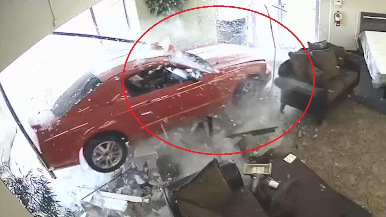 Oto tong thang vao toa nha, gay thiet hai hang nghin USD hinh anh