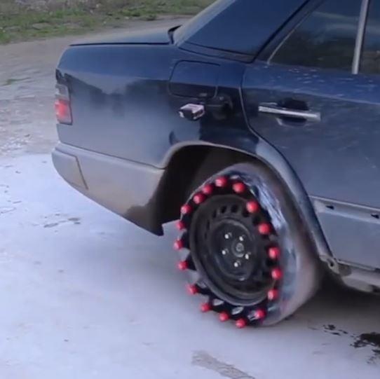 Lop oto lam tu hang chuc chai nuoc ngot co gas hinh anh