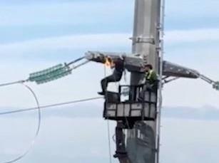 Tho dien 'hit xa don' tren cot dien cao the o do cao 40 m tai Nga hinh anh