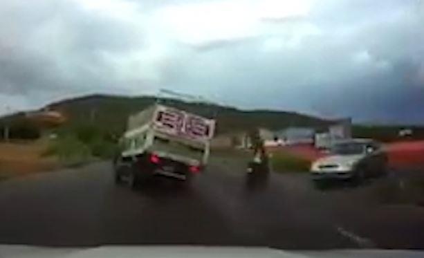 Xe tai cho binh ga lat nhao khi tranh xe may phia truoc hinh anh