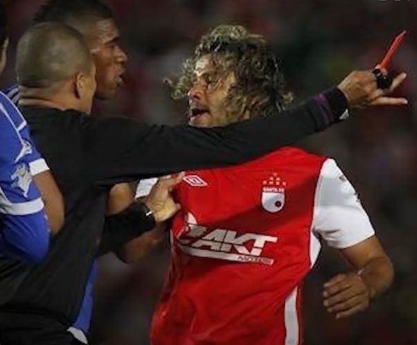 Cau thu lap ky luc 47 lan bi duoi khoi san hinh anh