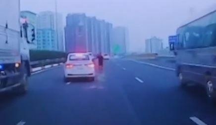 Thanh nien lao ra giua duong chan dau oto o Ha Noi hinh anh