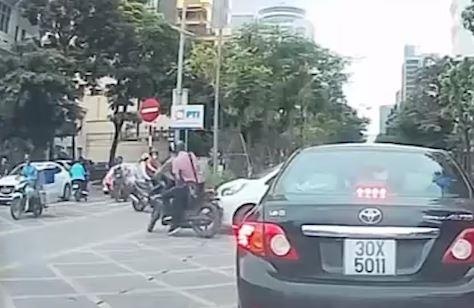 Xe may chay voi toc do cao dam thang oto bang ngang duong hinh anh