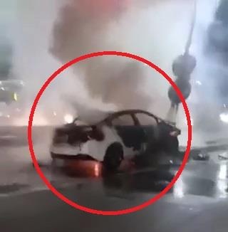 Tong vao cot den tin hieu giao thong, oto boc chay thanh tro hinh anh