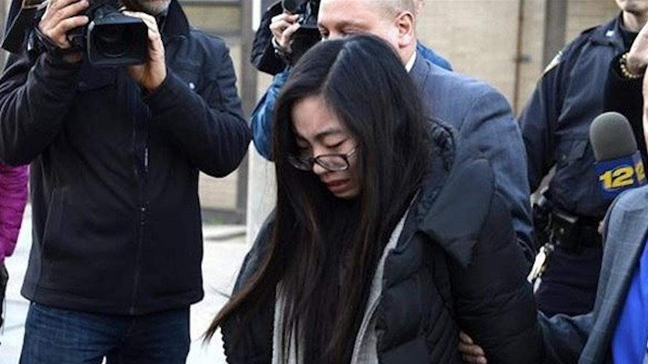 Be 2 tuoi te dam uot quan ao, bi me dim xuong nuoc den chet hinh anh