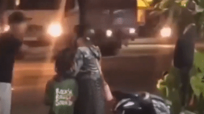 Chong lien tuc dap mu bao hiem vao dau vo bau hinh anh