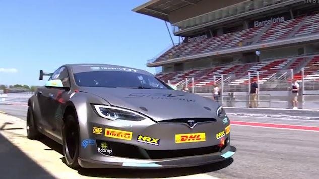 Kham pha chiec xe dua dau tien cua Tesla hinh anh