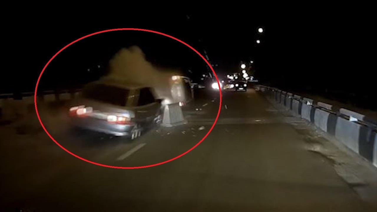 Va vao vat chan de sua duong, 2 oto 'phi than' lien tiep len khong hinh anh