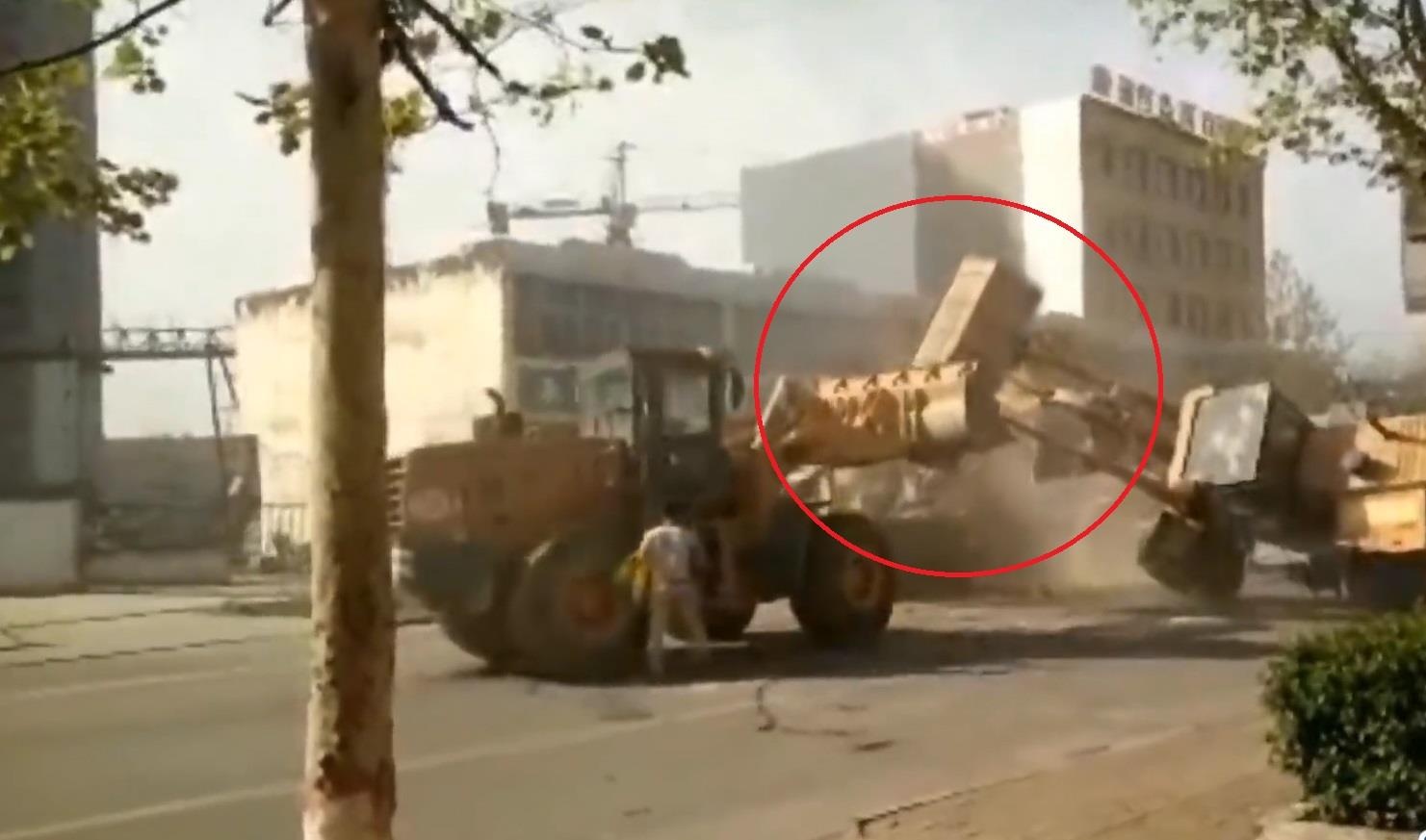 6 may xuc 'danh nhau' quyet liet tren duong pho Trung Quoc hinh anh