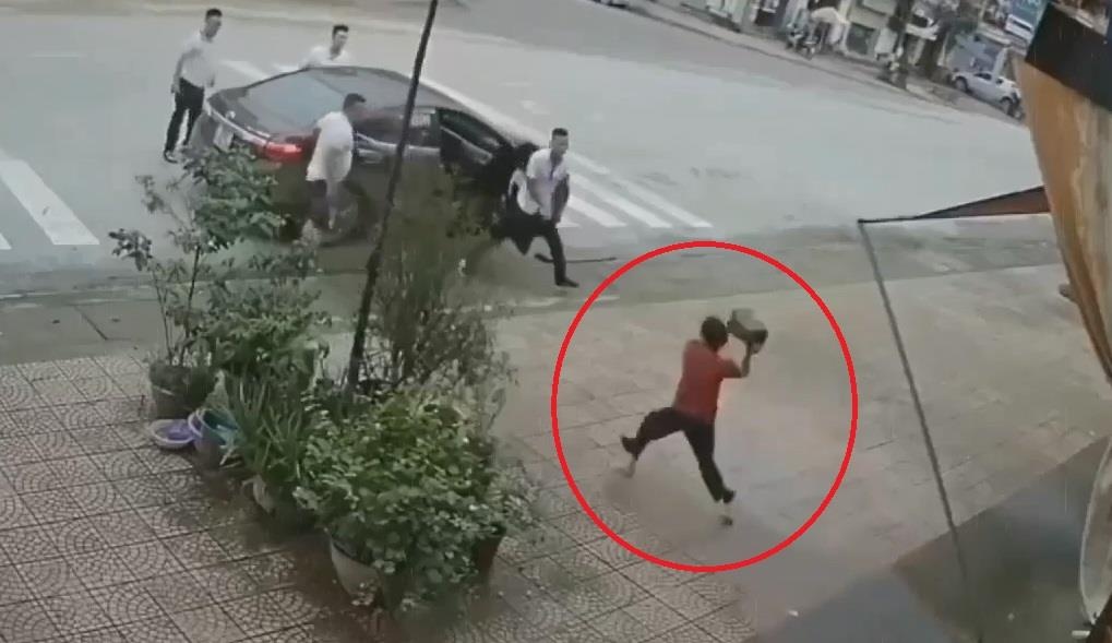 Me gia cam gach nem nguoi den doi no con trai hinh anh