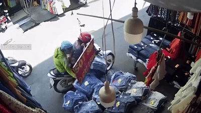 Doi nam nu dung xe, trom hang chuc bo quan ao o Sai Gon hinh anh