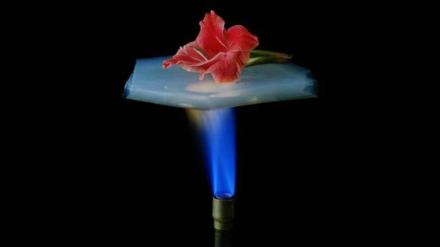 Vat lieu ran nhe nhat the gioi, dung duoc tren ngon lua hinh anh