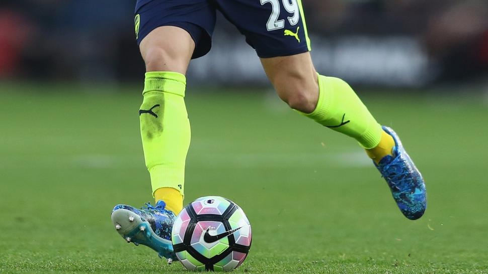 Tai sao cac cau thu thuong hay bo tieu vao giay? hinh anh