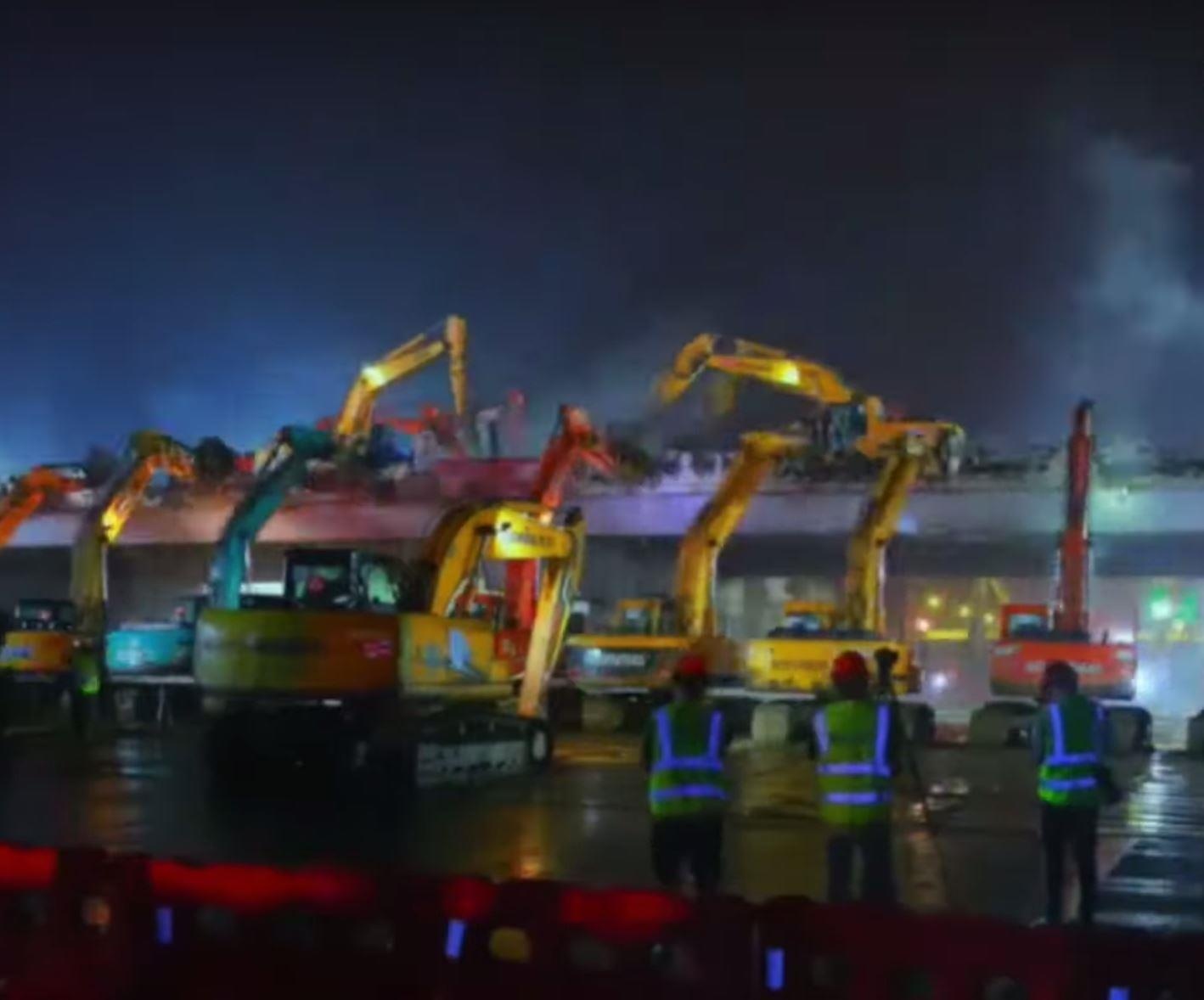 Hang chuc may xuc pha huy cau vuot vai gio hinh anh