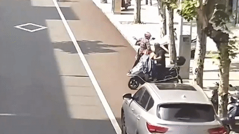 Tai xe quen keo phanh tay, oto troi tu do can 2 nguoi di xe may hinh anh